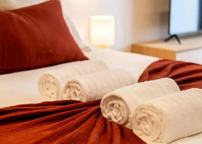 Huswell - Stylish In The Vibrant Heart Of Apartment *