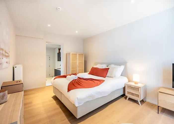 Huswell - Stylish In The Vibrant Heart Of *